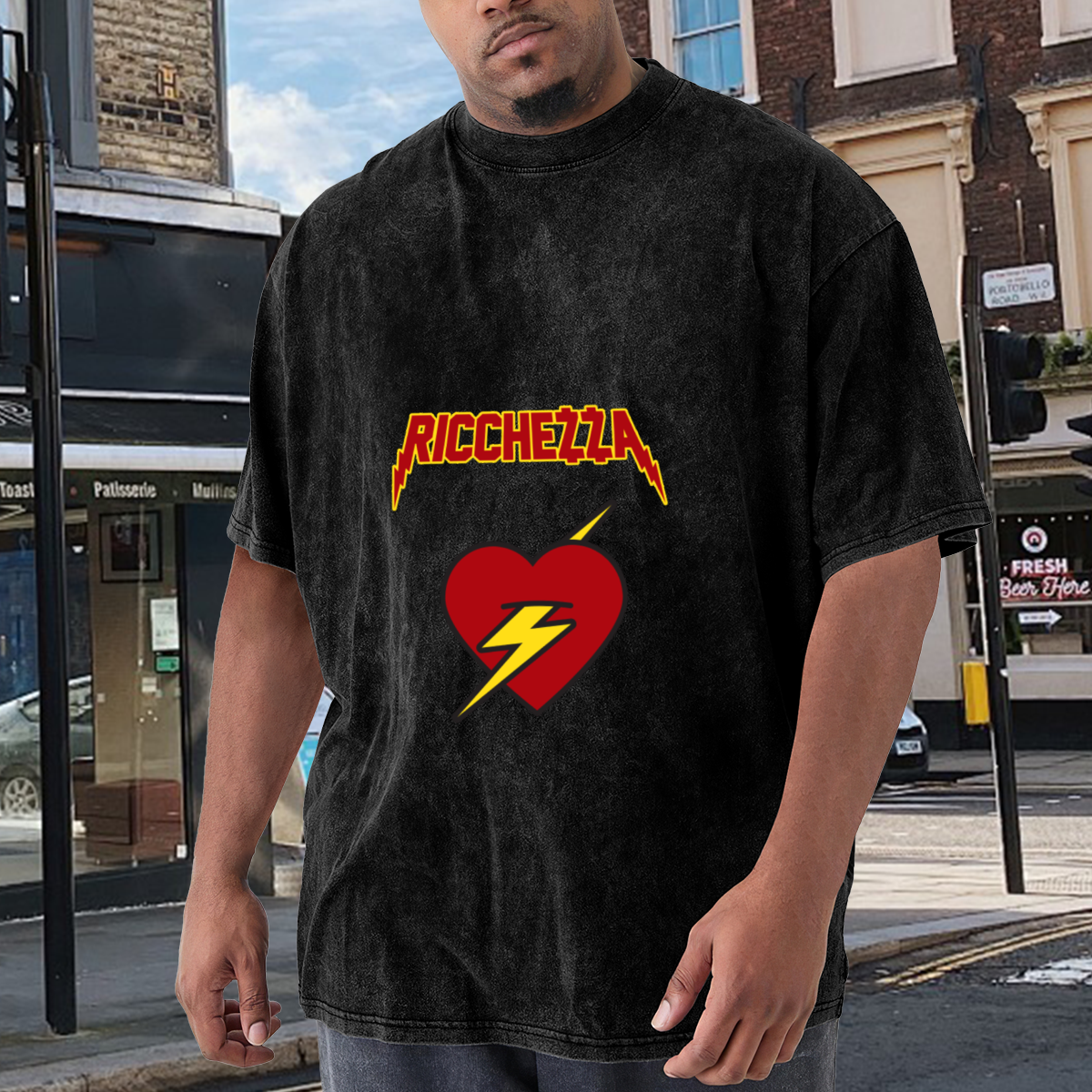Ricchezza Lightning Text Red Heart Flash Vintage Graphic T-Shirt